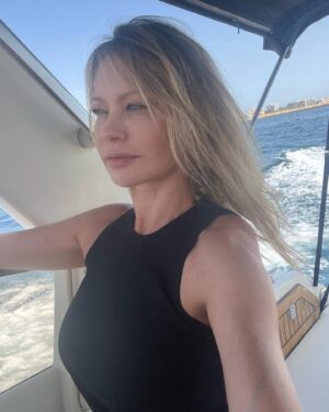 Anna Falchi Instagram - Il mio sguardo sempre verso nuovi orizzonti. Che incontri mari, terre, occhi … ho l’entusiasmo e l’incoscienza che solo i coraggiosi hanno… #onlythebrave #orizzonti #pensierodelgiorno