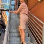 Anna Falchi Instagram - Ops! Beccata sulle mitiche scale degli studi Rai! Oggi così… 💗 @larmadio_di_lulu @digitalsauro