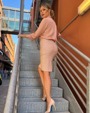 Anna Falchi Instagram - Ops! Beccata sulle mitiche scale degli studi Rai! Oggi così… 💗 @larmadio_di_lulu @digitalsauro
