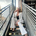 Anna Falchi Instagram - Buon inizio settimana fol🤍lovers! Fa freddo ma non per noi che abbiamo il ❤️ caldo! @larmadio_di_lulu @cavallini_shop @larocca.gina