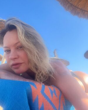 Anna Falchi Instagram - Ciao fol💙lovers! Ho deciso di passare i miei momenti liberi, in libertà,a contatto con la natura e in naturalezza, così come mi vedete. E ricordate.Nessuno è perfetto… #nature #pensierodelgiorno #libertà #isla
