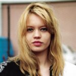 Anna Falchi Instagram – Quando stai nella tua terra può succedere di avere delle “botte” di malinconia. Rovistando tra le scatole dei ricordi mi è apparsa questa foto. Io a 17 anni, partivo dalla Romagna con una valigia piena di sogni(avverati) e speranze( esaudite). Tra alti e bassi sono ancora qui a ripensare a tutto quello che ho vissuto e che dire se non… “Quant’è bella giovinezza, che si fugge tuttavia! chi vuol esser lieto, sia: di doman non c’è certezza”
Di sicuro, il mio passato….
#fotodantan #annafalchi