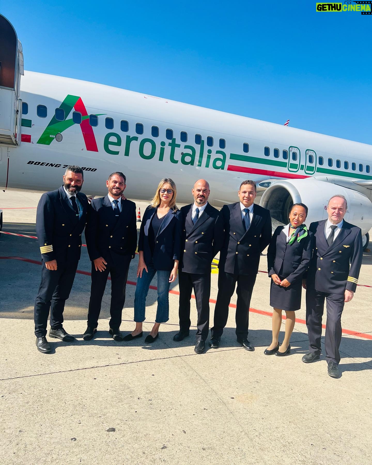 Anna Falchi Instagram - Ho scoperto una compagnia aerea fantastica. Io viaggio italiano. Puntuali, gentili e disponibili e amano anche gli animali. Non solo falchi e aquile… @aero.italia @gianluca_sanna @efigiua Pic by @digitalsauro