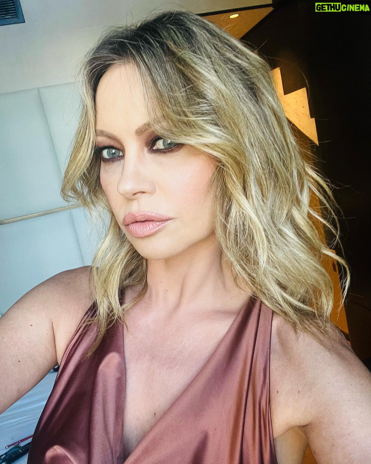 Anna Falchi - 10.9K Likes - Ieri sera così, oggi chissà. Nuovo giorno, nuovo mood! @cine_hair_star @larmadio_di_lulu @memjs.italia