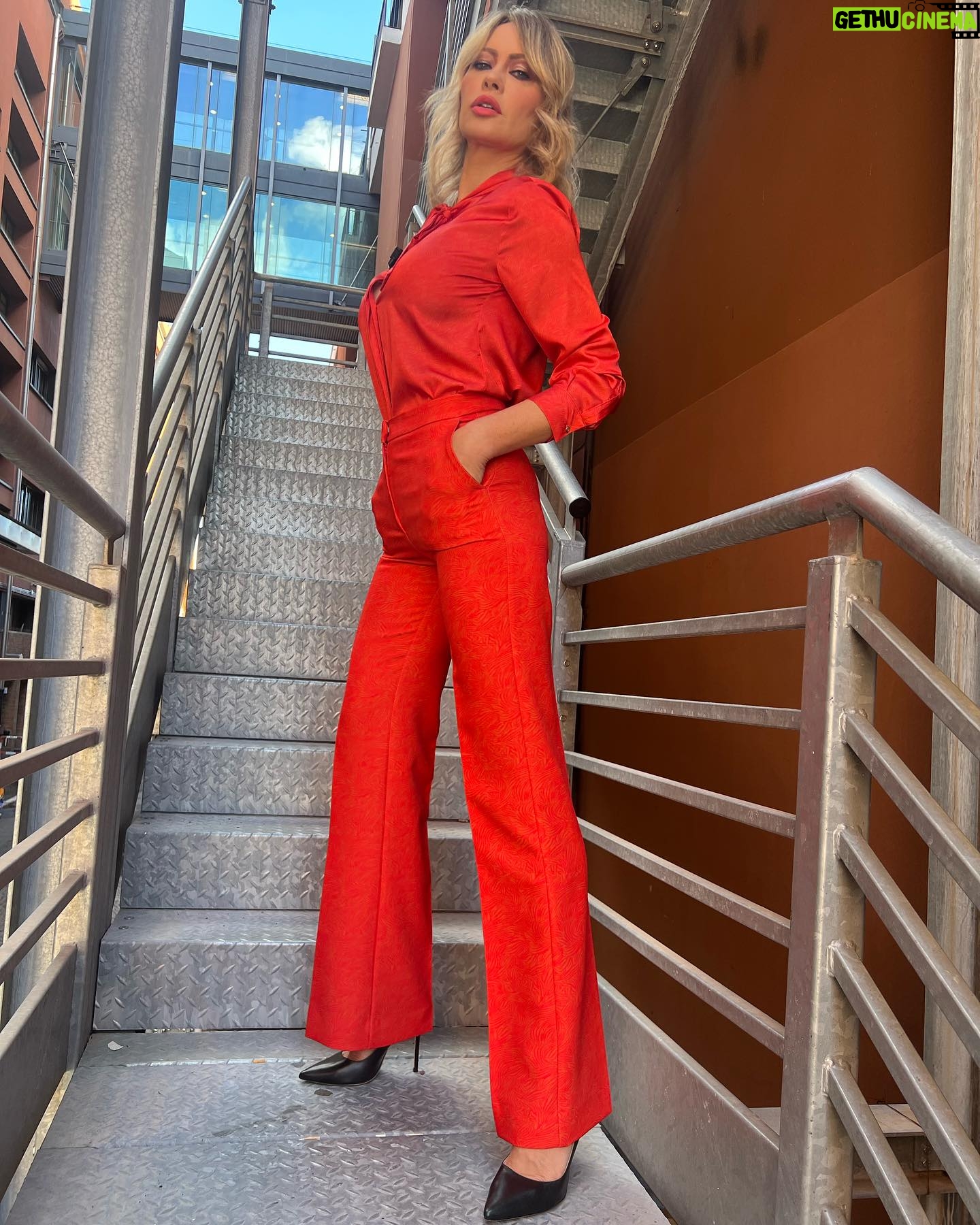 Anna Falchi Instagram - Oggi così in orange per immergermi nell’atmosfera di Halloween 🎃 Da pauraaaaa ahahahhahah @elmasphilofficial @cavallini_shop Pic by @digitalsauro