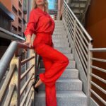 Anna Falchi Instagram - Oggi così in orange per immergermi nell’atmosfera di Halloween 🎃 Da pauraaaaa ahahahhahah @elmasphilofficial @cavallini_shop Pic by @digitalsauro