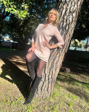 Anna Falchi Instagram - Oggi così in rosa come una 🌹 in mezzo alla natura che, a volte, regala giornate meravigliose… @giocollectionofficial @antonellaparadisostyle @digitalsauro