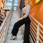Anna Falchi Instagram - Si ritorna sulle scale con un raggio di ☀️ @chiarabonilapetiterobe @aliceandolivia @cavallini_shop @larocca.gina @digitalsauro