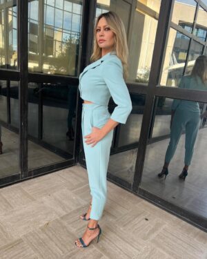 Anna Falchi Instagram - Si torna a settembre “vestiti”! E comincia una bella settimana intensa! Oggi così @memjs.italia Grazie come sempre alla super Lulu’ per l’outfi @larmadio_di_lulu @raimondobuccelli per le scarpe e Pic by @digitalsauro