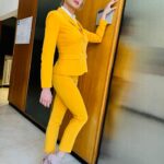 Anna Falchi Instagram – E in color albicocca finisce la mia settimana ai FATTI VOSTRI e si parte per altre avventure! @elmasphilofficial @raimondobuccelli @larocca.gina @digitalsauro