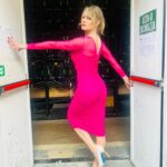 Anna Falchi Instagram - Eccomi in una versione glamour di BefAnna Falchi ! Se sparisco e’ perché stanotte ho il mio bel d’affare. Tra scope e calze…Auguriiiii @chiarabonilapetiterobe @larocca.gina