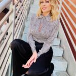 Anna Falchi Instagram - Si ritorna sulle scale con un raggio di ☀️ @chiarabonilapetiterobe @aliceandolivia @cavallini_shop @larocca.gina @digitalsauro