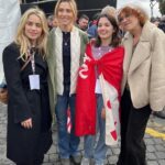 Anna Foglietta Instagram – Ragionare sul concetto di pace oggi è fondamentale. La pace non è una parola buonista con un senso relativo. La pace si conquista aggiungendo ogni giorno un mattone, per costruire un pensiero sul senso dell’essere umani. Essere umani non solo per se stessi, ma soprattutto in senso sociale, per guardare al benessere degli altri ancor prima del proprio. La pace non può permettersi passi indietro, ma solo passi in avanti. Ieri alla manifestazione a favore del popolo palestinese eravamo in tanti, ma non abbastanza. La voce che deve levarsi a favore dei diritti fondamentali a tutela soprattutto della vita degli individui dovrebbe far tremare i muri, invece sposta a malapena le foglie e questo mi fa male. C’è una marea di gente, bambini in primis, che necessitano di cure primarie. Bambini che avranno traumi enormi con cui condividere le loro miserabili esistenze. Se ci preoccupiamo solo dell’oggi siamo degli stolti..i bambini che restano cresceranno e saranno menomati del sogno per tutta la vita. E io questo non riesco proprio a concepirlo. 
GIVE PEACE A CHANCE 
.
.
.
@everychildismychildets #ceasefirenow