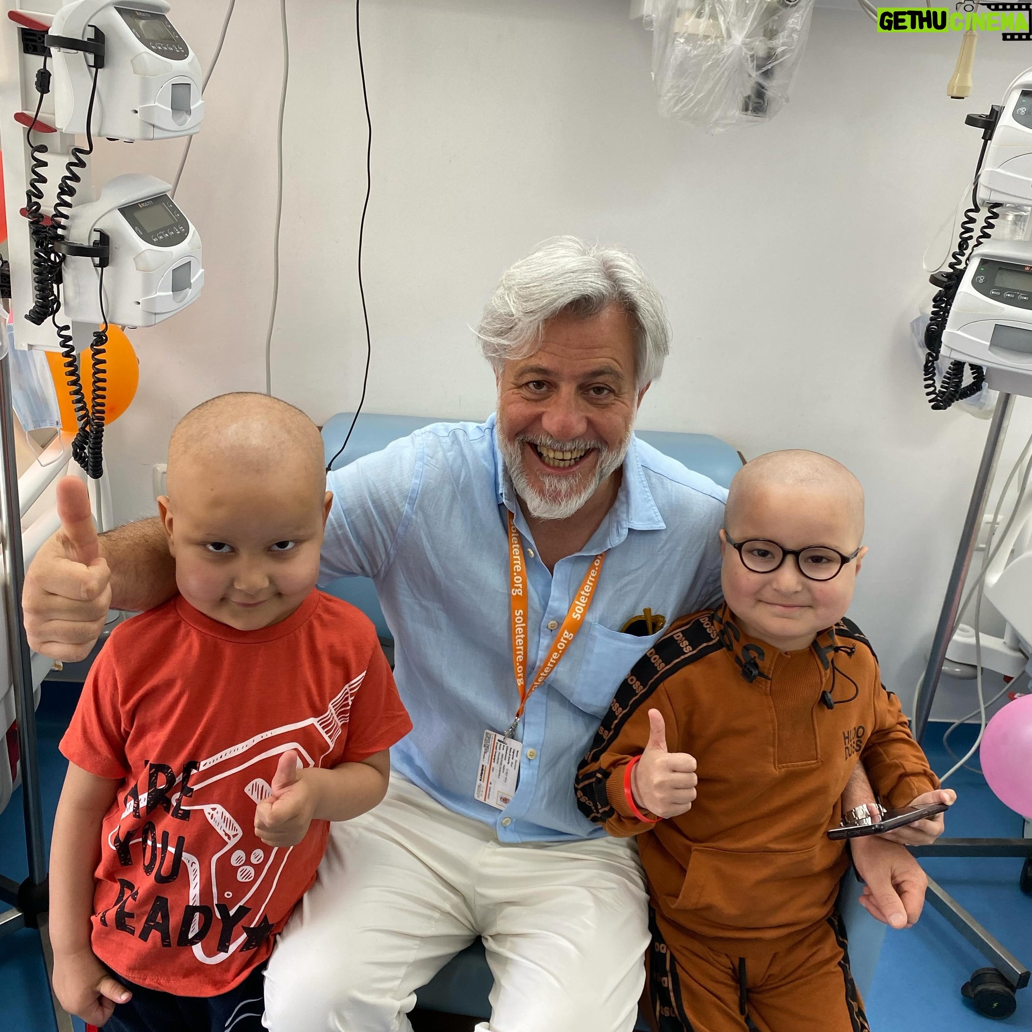 Anna Foglietta Instagram - Grazie per chi ha fatto o farà una donazione per il progetto Every Child in Life and Peace in aiuto a 120 bambini e bambine con malattie oncologiche che curiamo nell’unico ospedale pubblico rimasto in Palestina, a Beit Jala, per la cura del tumore infantile. Al momento siamo un manipolo di sognatori che hanno già alle spalle parecchie imprese ben riuscite @everychildismychildets, @ongvis e @thepcrf a cui si sono uniti gli amici di @piazzapulitala7 con @corradoformigli. Sarebbe bello utilizzare i social per fare la differenza per le vite di questi bambini. I fondi sono utili per migliorare le cure dei bambini, acquistare medicinali, inserire uno psico oncologo e attività educative e di gioco. Che significa aiutarli a guarire. È possibile fare una donazione qui www.soleterre.org/palestina oppure con IBAN IT88Q0503401699000000013880 causale “oncologia pediatrica Palestina” Grazie a chi sceglie di fare la differenza. A ogni costo. #grazie #guerra #bambini #infanzia #oncologiapediatrica #psicologo #psicologia #cure #cura #medicinali #farmacia #terapie