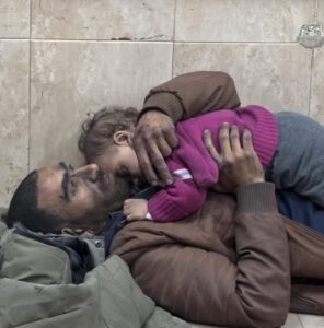 Anna Foglietta Instagram - È uscito pochi giorni fa l’ultimo report di @savethechildren sulla guerra a #Gaza. Ne riporto un estratto ma vi consiglio di recuperare l’intera lettura sul loro sito. “La guerra a Gaza è oggi tra le più sanguinose e distruttive della storia recente e ha portato alla registrazione di una serie di gravi violazioni contro i bambini. Le bambine e i bambini a Gaza sono stati uccisi e mutilati dalle forze israeliane a un ritmo e su una scala senza precedenti. “A Gaza, la distruzione di scuole e ospedali è diventata la norma e non l’eccezione e i bambini hanno subito danni fisici e psichici incalcolabili. Nella Striscia, i genitori ci hanno raccontato di sintomi di disagi emotivi e traumi estremi nei loro figli, come un perenne stato di terrore, alimentazione disordinata, enuresi notturna, ipervigilanza e sintomi di regressione. Un numero imprecisato di bambini è stato mutilato, riportando lesioni che hanno stravolto la loro vita e la maggior parte di loro non ha potuto ricevere nemmeno le cure più elementari o attenuare il dolore a causa del sistema sanitario devastato.” Sono queste le parole durissime pronunciate da Inger Ashing, Direttrice di Save the Children International.” Siamo TUTTI testimoni dell’orrore che si sta compiendo ai danni dei bambini palestinesi e la comunità internazionale è colpevole quanto il governo Israeliano. Sono scioccata dal disinteresse verso le vite di bambini donne e uomini, che stanno soffrendo pene inenarrabili. Non avrei mai pensato di assistere a una così disumana azione da parte dell’uomo Tutto questo ha superato ogni limite di umana sopportazione. . . . @everychildismychildets