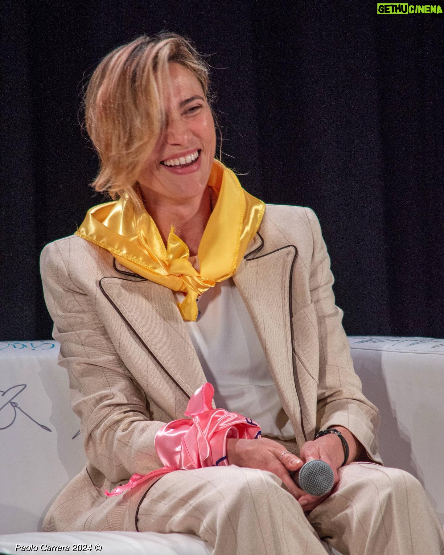 Anna Foglietta Instagram - Premio “Fionda di Legno 2024” È stato davvero un grandissimo piacere condividere con la Citta di Albenga pensieri e parole su quanto la vita necessiti di condivisione e cura. Grazie per avermi conferito questo importante riconoscimento per meriti in ambito sociale.Ogni volta che mi si offre l’opportunità di parlare di @everychildismychildets io sono felice perché ritrovo intorno a me una moltitudine di persone pronte a raccoglierne il significato e che si offrono di aiutarci. Abbiamo parlato anche della fondazione @unanessunacentomila_fondazione e dei tanti progetti legati a contrastare la violenza del maschile sul femminile e di come raccogliamo fondi per finanziare i centri anti violenza (in attesa del grande concerto di Verona del 4 e 5 maggio.) Evviva i “Fieui de Carrugi”, evviva Gino Rapa e Antonio Ricci che portano avanti i veri valori di conservazione e cura del territorio con entusiasmo e passione, continuando a tirare “fiondate” ben precise 💪🏻 E poi permettetemi di spendere due parole per la Signora @caterinacasellisugar … una donna, artista e imprenditrice super in tutto. Abbiamo spento insieme le candeline per il nostro compleanno e il mio cuore è esploso di gioia. . . . #fiondadilegno