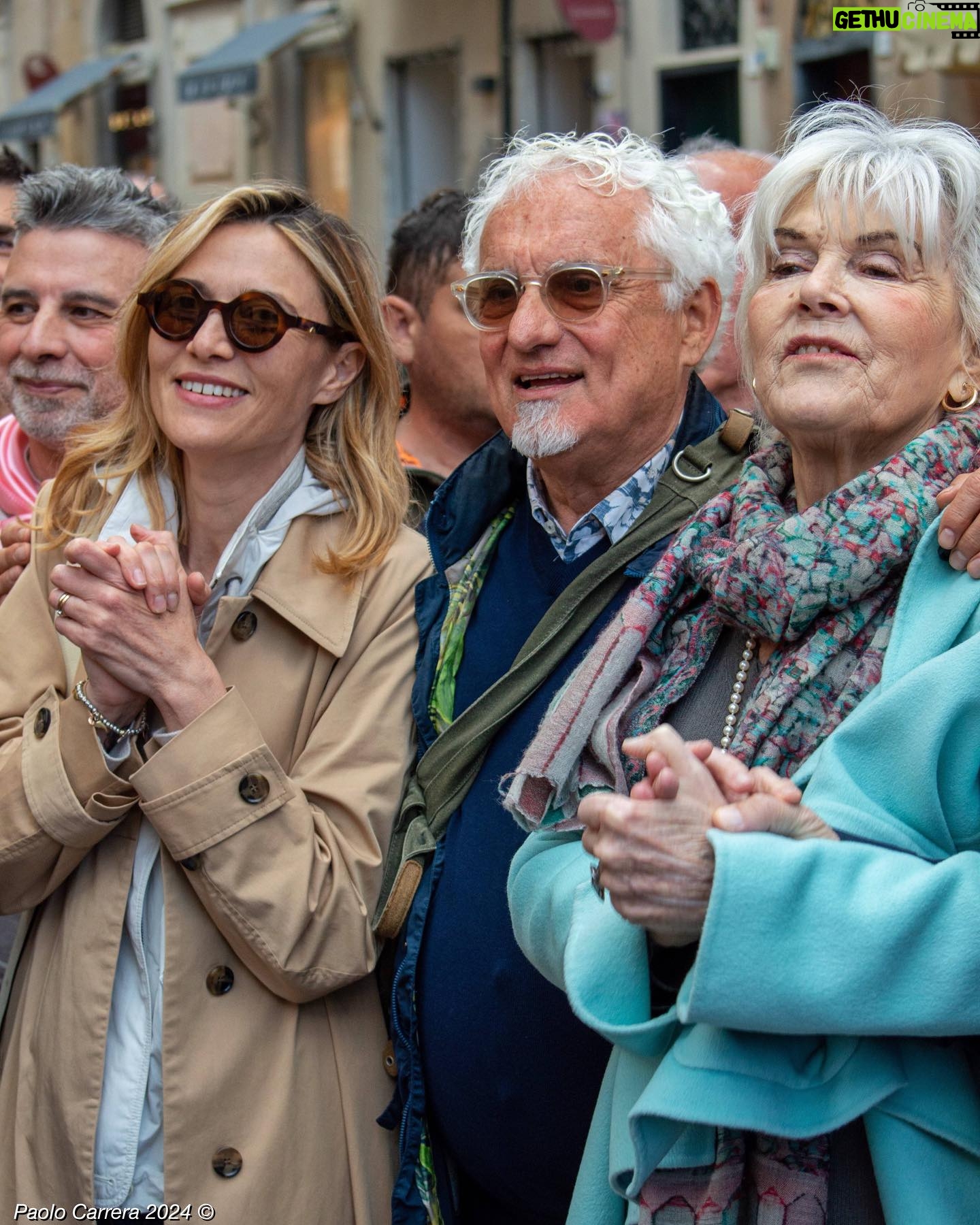 Anna Foglietta Instagram - Premio “Fionda di Legno 2024” È stato davvero un grandissimo piacere condividere con la Citta di Albenga pensieri e parole su quanto la vita necessiti di condivisione e cura. Grazie per avermi conferito questo importante riconoscimento per meriti in ambito sociale.Ogni volta che mi si offre l’opportunità di parlare di @everychildismychildets io sono felice perché ritrovo intorno a me una moltitudine di persone pronte a raccoglierne il significato e che si offrono di aiutarci. Abbiamo parlato anche della fondazione @unanessunacentomila_fondazione e dei tanti progetti legati a contrastare la violenza del maschile sul femminile e di come raccogliamo fondi per finanziare i centri anti violenza (in attesa del grande concerto di Verona del 4 e 5 maggio.) Evviva i “Fieui de Carrugi”, evviva Gino Rapa e Antonio Ricci che portano avanti i veri valori di conservazione e cura del territorio con entusiasmo e passione, continuando a tirare “fiondate” ben precise 💪🏻 E poi permettetemi di spendere due parole per la Signora @caterinacasellisugar … una donna, artista e imprenditrice super in tutto. Abbiamo spento insieme le candeline per il nostro compleanno e il mio cuore è esploso di gioia. . . . #fiondadilegno