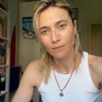 Anna Foglietta Instagram - Ho conosciuto un gruppo di bambini e bambine provenienti da Gaza. Ho ascoltato le loro storie attraverso le parole delle loro madri, nonne e zie e ho deciso di raccontarle, chiedendogli ovviamente l’autorizzazione. La normalizzazione della guerra fa dimenticare che dietro ogni vittima c’erano sogni e desideri..gioie e dolori..pranzi e cene..feste e amici..fiori e regali.. Dietro ogni vittima ci siamo noi e scegliere di stare dalla parte giusta della storia è un nostro preciso dovere. Grazie a tutte le persone che contribuiscono a rendere la vita di questi bambin* serene. C’è una quantità di gente per bene al mondo che ha a cuore le vite degli altri, che rinfranca nei momenti faticosi. Ci sono moltissime donne e uomini che fanno rete e provvedono alle necessità di chi ne ha bisogno. Loro sono i nostri eroi. I nostri punti di riferimento. L’umanità salva che salva. A VOI TUTTI VA IL MIO PIÙ SINCERO RINGRAZIAMENTO. @everychildismychildets Ogni bambino è il nostro bambino.