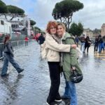 Anna Foglietta Instagram – Ragionare sul concetto di pace oggi è fondamentale. La pace non è una parola buonista con un senso relativo. La pace si conquista aggiungendo ogni giorno un mattone, per costruire un pensiero sul senso dell’essere umani. Essere umani non solo per se stessi, ma soprattutto in senso sociale, per guardare al benessere degli altri ancor prima del proprio. La pace non può permettersi passi indietro, ma solo passi in avanti. Ieri alla manifestazione a favore del popolo palestinese eravamo in tanti, ma non abbastanza. La voce che deve levarsi a favore dei diritti fondamentali a tutela soprattutto della vita degli individui dovrebbe far tremare i muri, invece sposta a malapena le foglie e questo mi fa male. C’è una marea di gente, bambini in primis, che necessitano di cure primarie. Bambini che avranno traumi enormi con cui condividere le loro miserabili esistenze. Se ci preoccupiamo solo dell’oggi siamo degli stolti..i bambini che restano cresceranno e saranno menomati del sogno per tutta la vita. E io questo non riesco proprio a concepirlo. 
GIVE PEACE A CHANCE 
.
.
.
@everychildismychildets #ceasefirenow