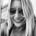 Anna Foglietta Instagram – Mi ci è voluta una settimana per trovare il coraggio di pubblicare un pensiero su di te FANTASTICA Barbara.. Non è per niente facile saperti altrove, accolta tra le braccia di chissà quanta altra gente incredibile. Tu avevi questa straordinaria capacità di accogliere tutti, di metterli a loro agio, di farli serenamente parlare..ascoltavi, con gli occhi di una bambina, col sorriso più puro del mondo, sempre pronta a cercare soluzioni.. e le trovavi. Hai portato luce e speranza anche alla fine di tutto,  nel letto di un ospedale, illudendoci che avresti anche potuto farcela,  nonostante sapessimo perfettamente la gravità della situazione. Sarà letteralmente impossibile dimenticarti, perché la tua energia e voglia di vivere invadevano lo spazio, arrivavano prima della tua presenza. La tua risata rimbomba ancora nelle orecchie e la tua voce suona nonostante il silenzio. Hai avuto accanto tutto l’amore del mondo, fatto di persone per bene che hanno accantonato tutto per farti stare serena. Sei stata accompagnata con dignità e rispetto al tuo ultimo respiro ed è un piccolo magro conforto sapere che comunque non sei mai stata sola. Con la tua bellezza hai creato una nuova famiglia fatta di persone anche distanti apparentemente, ma che hanno trovato in te il minimo comun denominatore delle cose che contano nella vita .. e in cima c’è l’amore. Quell’amore che ti prende per mano e non ti fa sentire solo mai, che ti insegna a contare sugli altri, che ti accudisce quando ti sentì perso.. quell’amore che si chiama famiglia e amicizia.. senza questo tuo ulteriore insegnamento oggi saremmo molto più tristi.. ti porterò nel cuore forever and ever dolcissima Barbara..su qualsiasi palcoscenico salirai con me e sarà bello. Ti sento vicina.. grazie per tutto bellezza rara 

@barbara_paolone 🤍❤️💜💛💚💙🤎