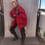 Anna Foglietta Instagram – Su Amazon Prime c’è Elf Me e in tanti lo state vedendo. È un film caldo, nonostante mostri il freddo delle montagne innevate.
È dolcissimo, nonostante rappresenti anche la malvagità dell’avidità. 
Mettetevi comodi sul divano, con plaid e cioccolata, e fatevi trasportare nel magico mondo degli elfi pasticcioni e dei balocchi artigianali. Troverete tanti riferimenti al cinema degli anni ‘80 e sarà divertente scoprirlo. 
.
.
.
Qui trovate una serie di foto di backstage che ho voluto condividere con voi per mostrarvi la divertente ricerca di questo buffo e irresistibile personaggio, Ivana, una mamma che cerca di fare tutto il possibile per rendere felice suo figlio, soprattutto in occasione del Natale, e che fa i conti con la fallibilità del suo ruolo genitoriale, senza mai rinunciare al sogno e alla magia dell’esistere. 
.
.
.
#elfme 
@amazonprime 
@luckyred 
@goonfilms.co 
@younutsprod