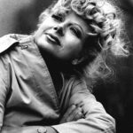 Anna Foglietta Instagram - Eravamo sedute vicine ad una sfilata e lei guardando le indossatrici mi ha detto con la sua voce inconfondibile, dal tono dolce a ritmo lento: “Che belle che sono queste donne..così misteriose..Cosa sarebbe la donna senza il mistero..” Io sono stata solo capace di guardarla.. Rapita..avrebbe potuto recitarmi anche l’elenco della spesa ed io sarei stata comunque assorta ad ascoltarla.. Aveva davvero qualcosa di magico Sandra Milo, come se non appartenesse al tempo che viveva. Con gli occhi buoni e l’anima aperta. Ha lasciato un graffio su questa terra e lo ha fatto con dolcezza e amore. Spero tanto che ovunque sia stia bene e sia felice. . . . @sandramiloreal #sandramilo