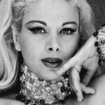 Anna Foglietta Instagram - Eravamo sedute vicine ad una sfilata e lei guardando le indossatrici mi ha detto con la sua voce inconfondibile, dal tono dolce a ritmo lento: “Che belle che sono queste donne..così misteriose..Cosa sarebbe la donna senza il mistero..” Io sono stata solo capace di guardarla.. Rapita..avrebbe potuto recitarmi anche l’elenco della spesa ed io sarei stata comunque assorta ad ascoltarla.. Aveva davvero qualcosa di magico Sandra Milo, come se non appartenesse al tempo che viveva. Con gli occhi buoni e l’anima aperta. Ha lasciato un graffio su questa terra e lo ha fatto con dolcezza e amore. Spero tanto che ovunque sia stia bene e sia felice. . . . @sandramiloreal #sandramilo