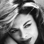 Anna Foglietta Instagram - Eravamo sedute vicine ad una sfilata e lei guardando le indossatrici mi ha detto con la sua voce inconfondibile, dal tono dolce a ritmo lento: “Che belle che sono queste donne..così misteriose..Cosa sarebbe la donna senza il mistero..” Io sono stata solo capace di guardarla.. Rapita..avrebbe potuto recitarmi anche l’elenco della spesa ed io sarei stata comunque assorta ad ascoltarla.. Aveva davvero qualcosa di magico Sandra Milo, come se non appartenesse al tempo che viveva. Con gli occhi buoni e l’anima aperta. Ha lasciato un graffio su questa terra e lo ha fatto con dolcezza e amore. Spero tanto che ovunque sia stia bene e sia felice. . . . @sandramiloreal #sandramilo
