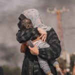 Anna Foglietta Instagram – La Striscia di Gaza continua a essere un luogo di profonda sofferenza umanitaria, dove migliaia di persone affrontano quotidianamente sfide insormontabili.
Con un accesso limitato ai beni di prima necessità e un sistema sanitario estremamente fragile, la
situazione è diventata sempre più urgente.
In questo contesto, Every Child Is My Child sollecita un’immediata azione da parte della comunità
internazionale per far arrivare gli aiuti umanitari e garantire un sostegno vitale alla popolazione di
Gaza.
La mancanza di accesso ai servizi sanitari di base, ai generi alimentari e all’acqua potabile sta
avendo un impatto devastante sulla salute e sul benessere delle persone, in particolare sui
bambini, che costituiscono una parte significativa della popolazione palestinese.
Dal 7 ottobre ad oggi hanno perso la vita a causa del conflitto oltre 12 mila bambini (fonte Save
the Children) e ora cominciano a morire anche per malattie causate dalla carenza di cibo e acqua
(fonte UN)
Every Child Is My Child chiede alle autorità locali, regionali e internazionali di collaborare per
facilitare l’arrivo degli aiuti umanitari nella Striscia di Gaza e garantire che le forniture raggiungano,
nel minor tempo possibile, coloro che ne hanno disperatamente bisogno.
Non possiamo voltare le spalle alla sofferenza umana. È ora che la comunità internazionale agisca
con determinazione e solidarietà per portare sollievo alla popolazione della Striscia di Gaza.
NON POSSIAMO ACCETTARE PASSIVAMENTE LA SOFFERENZA DI TUTTI QUEI BAMBINI
EVERY CHILD IS MY CHILD… PERCHÉ OGNI BAMBINO E’ IL NOSTRO BAMBINO

Anche per questo Every Child Is My Child sarà presente alla Manifestazione Nazionale per la Pace di domani, sabato 9 Marzo a Roma alle 12.45 in Piazza della Repubblica per ribadire la necessità di un cessate il fuoco immediato e chiedere che vengano permessi gli ingressi ai tir con gli aiuti umanitari in attesa al confine di Rafah.

Foto di @belalkh