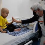 Anna Foglietta Instagram – Beit Jala, West Bank, Palestina. Il piccolo A. ha 4 anni e da quando è nato, a Hebron, ha conosciuto occupazione, guerra e vessazioni. Vive in un luogo dove la vita di un bambino non ha lo stesso valore riconosciuto in altri posti del mondo.

Da sei mesi con la mamma è ricoverato nell’unico ospedale pubblico rimasto in Palestina per la cura del cancro infantile. Quello di Gaza è stato distrutto. 

A. ha una leucemia linfoblastica acuta. Lo stiamo curando. Il cancro non si ferma davanti alla guerra ma neppure noi ci fermiamo. 

Senza troppe parole, ho seguito una strada che mi ha portato da lui e dai 120 bambini in cura al Huda Al Masri Pediatric Cancer Department. 
Grazie a @foglietta.anna e a @everychildismychildets insieme a @gbisceglia e a @ongvis e al @thepcrf è nato un nuovo progetto di Soleterre in aiuto a bambini malati di cancro in Palestina. 

Farmaci, attività di supporto economico e sociale e l’inserimento di uno psico oncologo per portare le parole che mi mancano e che mi sono impedite da una logica a cui non appartengo: la vita di un bambino deve avere lo stesso valore. In ogni parte del mondo. 

Se lo credete anche voi, unitevi a noi. Ad ogni costo. 

Come? Link in bio e qui www.soleterre.org/palestina

#oncologiapediatrica #bambini #supportopsicologico #soleterre #palestina #westbank #infanzia #psicologo #aiuto #vita #cura #terapie #psicologa #traumi