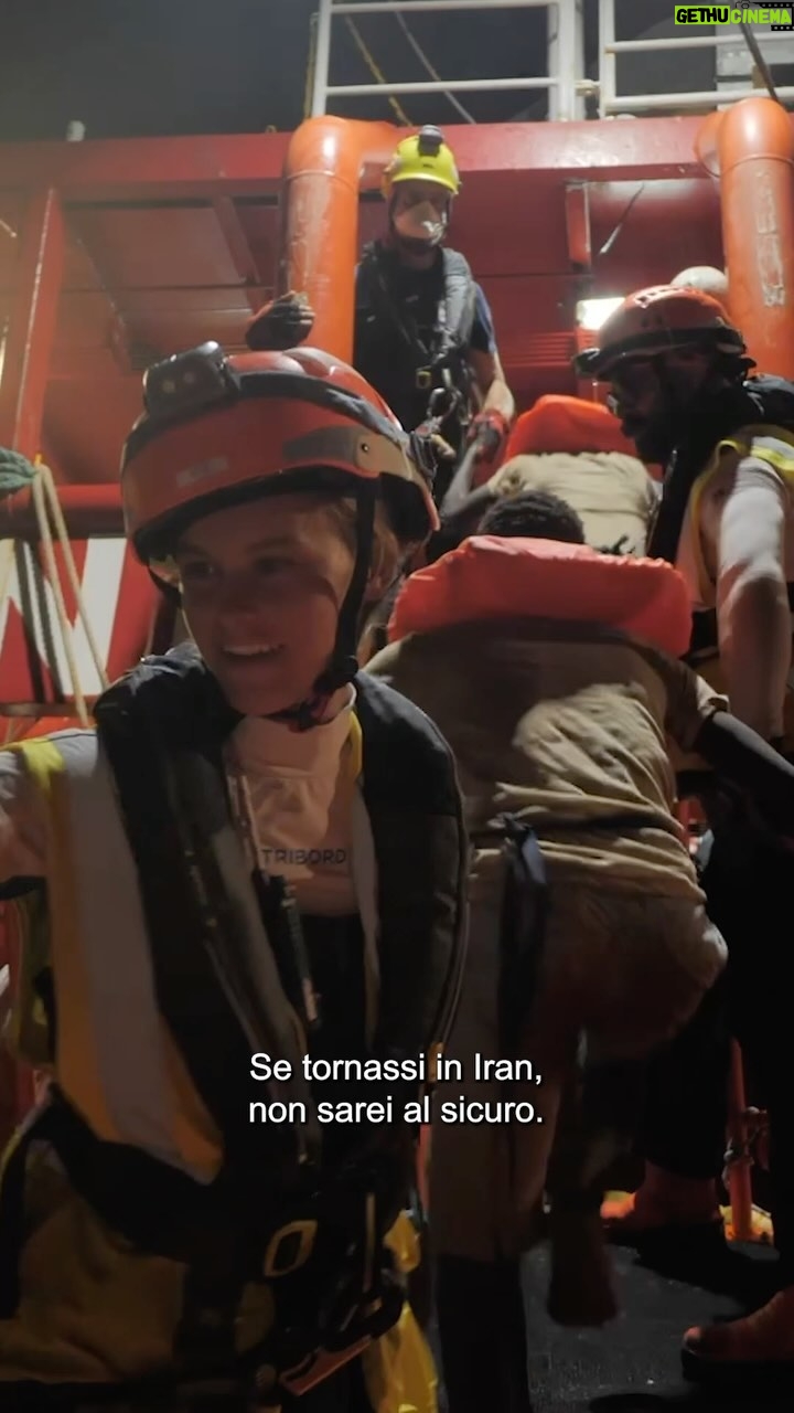 Anna Foglietta Instagram - Oggi, #ottomarzo, abbiamo scelto di raccontarvi la storia di Marina*, facendolo attraverso le sue stesse parole. Marina è una giovane donna iraniana che è stata messa in salvo dalla nostra nave durante un’operazione di soccorso dello scorso novembre, mentre attraversava il Mediterraneo su una piccola barca sovraffollata. A 19 anni non ha avuto altra scelta che fuggire dal suo Paese: ha visto e vissuto l’inferno, prima in Iran e poi durante il viaggio che ha fatto per mettere in salvo la sua vita. Ogni donna soccorsa dalla #OceanViking ha la sua storia unica, ma tutte condividono la determinazione nel voler difendere la propria vita, prendendo il controllo del proprio destino, anche di fronte a situazioni terribili di violenze e sorprusi. Sono storie di coraggio e forza, che ci ispirano e ci motivano nel continuare a testimoniare e denunciare ciò che accade nel #Mediterraneo centrale. Grazie di cuore a @foglietta.anna che ha dato voce alla storia di Marina. #InternationalWomensDay