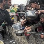 Anna Foglietta Instagram – Centinaia di tir bloccati all’ingresso di Rafah.. tir contenenti cibo, medicinali e materiale sanitario, tutto perfettamente stoccato e pronto per essere destinato ad una popolazione allo stremo…eppure tutto bloccato..tutto fermo..
Bambini, donne e uomini stanno lentamente morendo di fame, con il cibo alle porte.. qualcuno ha giustamente detto che questo è sadismo, ed io non riesco a trovare un termine più corretto. Non solo Israele sta facendo morire i civili palestinesi, ma lo sta facendo con un sadismo perverso.. io non ho davvero più giustificazioni.. prego per la liberazione degli ostaggi, ma non può esserci una contropartita così atroce..tutto questo è orrendamente disumano.
.
.
.
#ceasefirenow #stopgenocide