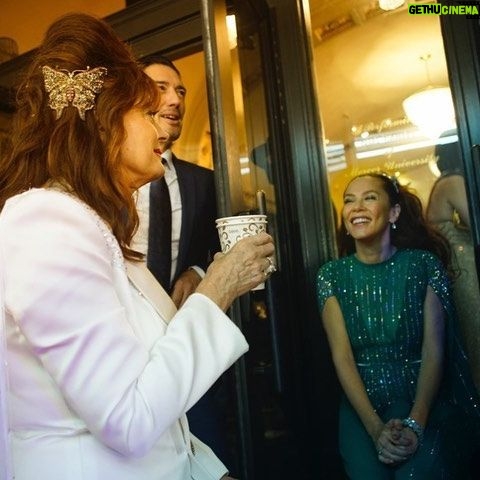Anna Friel Instagram - One of my dreams has been to work with @susansarandon . My dream came true. This was our very first day of filming. @adamcroasdell , remember how wet we got?? Behind the scenes on @monarchonfox photo cred - our lovely and very kind director , @jasonenslerv3.1 ❤️ premieres on @foxtv sept 11