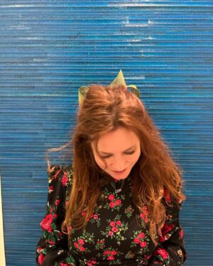 Anna Friel Instagram - For the love of bows.. can you ever be too old for a bow? Not that I recently watched #thesoundofmusic or anything. Just always loved a bow! ❤️