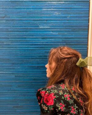 Anna Friel Instagram - For the love of bows.. can you ever be too old for a bow? Not that I recently watched #thesoundofmusic or anything. Just always loved a bow! ❤️
