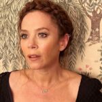 Anna Friel Instagram - @monarchonfox . @foxtv International press junket- and so it begins ! Thank you @sharonrobinsonhair @andrewgallimakeup for coming to my home and working your magic . You made me smile . Wearing vintage @alicetemperley .