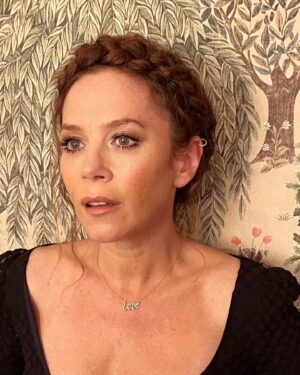 Anna Friel Instagram - @monarchonfox . @foxtv International press junket- and so it begins ! Thank you @sharonrobinsonhair  @andrewgallimakeup for coming to my home and working your magic . You made me smile . Wearing vintage @alicetemperley .