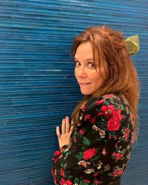 Anna Friel Instagram - For the love of bows.. can you ever be too old for a bow? Not that I recently watched #thesoundofmusic or anything. Just always loved a bow! ❤️