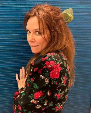 Anna Friel Instagram - For the love of bows.. can you ever be too old for a bow? Not that I recently watched #thesoundofmusic or anything. Just always loved a bow! ❤️