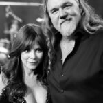 Anna Friel Instagram - This man @traceadkins plays my father on @monarchonfox . He is a gentle giant. With the deepest voice you ever did hear. He was very kind to me and we got to duet together: I learnt a lot. It was an honour. New episode tomorrow 🤍