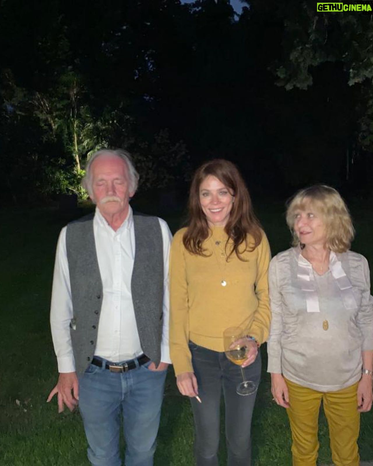Anna Friel Instagram - My mama . My very very special, beautiful angel, mama….. thank you. Xxxx. 💕💕💕💕💕💫💫