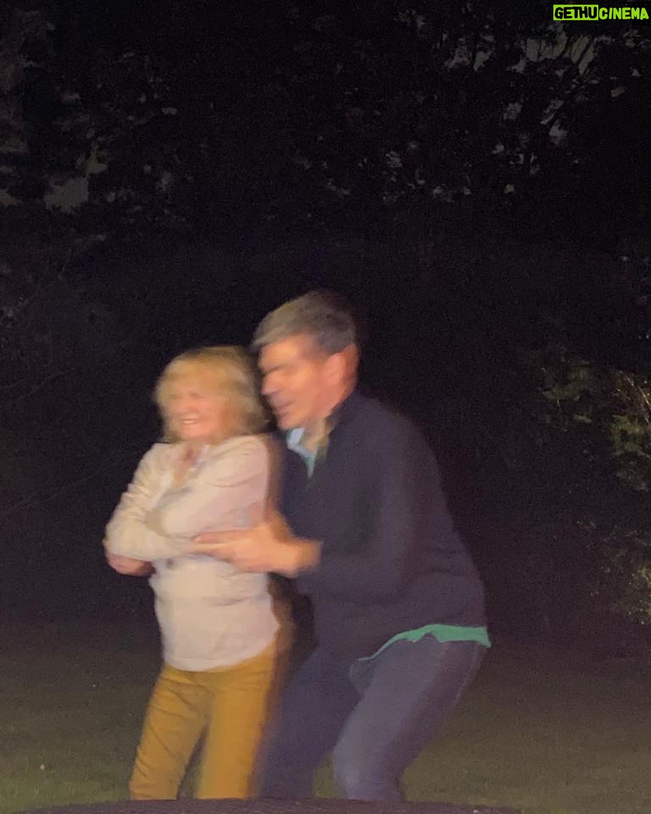 Anna Friel Instagram - My mama . My very very special, beautiful angel, mama….. thank you. Xxxx. 💕💕💕💕💕💫💫