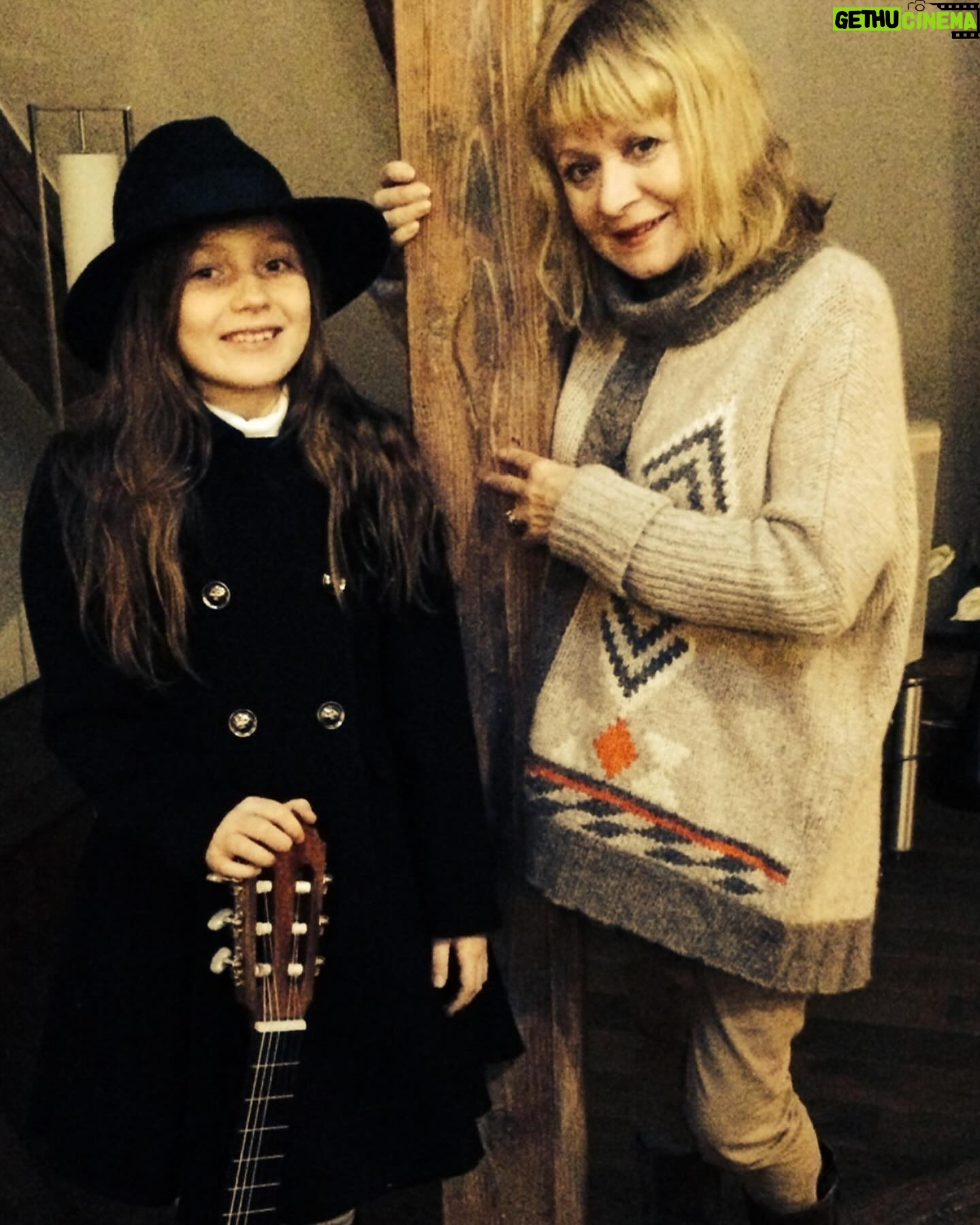 Anna Friel Instagram - Yo have a mama like you and a baba as I do, makes me feel like the luckiest girl in the world. Today I am thinking of all of those who are missing their mothers. I send love and wish for you strength. Julie friel and @gracie_friel I love you more than words could ever explain. Thank you for being the shining lights in my life. 💕💕✨✨✨❤️❤️❤️
