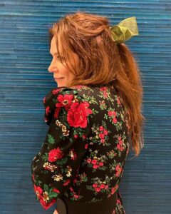 Anna Friel Instagram - For the love of bows.. can you ever be too old for a bow? Not that I recently watched #thesoundofmusic or anything. Just always loved a bow! ❤️
