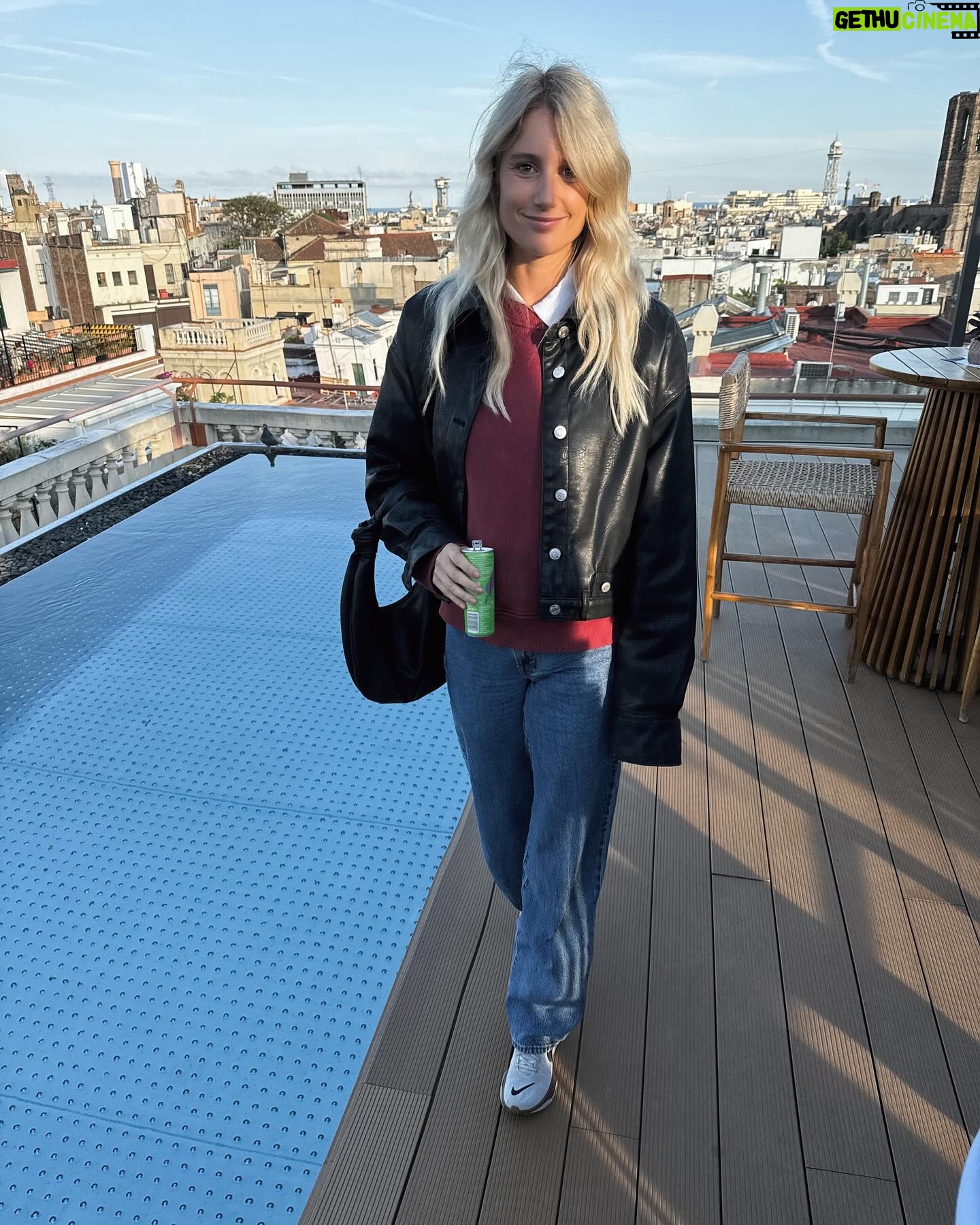 Anna Gasser Instagram - Hola Barcelona 🇪🇸 always good times with the @redbullaustria family 🫶 big thanks to everyone involved for making this years athlete summit so special #verleihtflügel