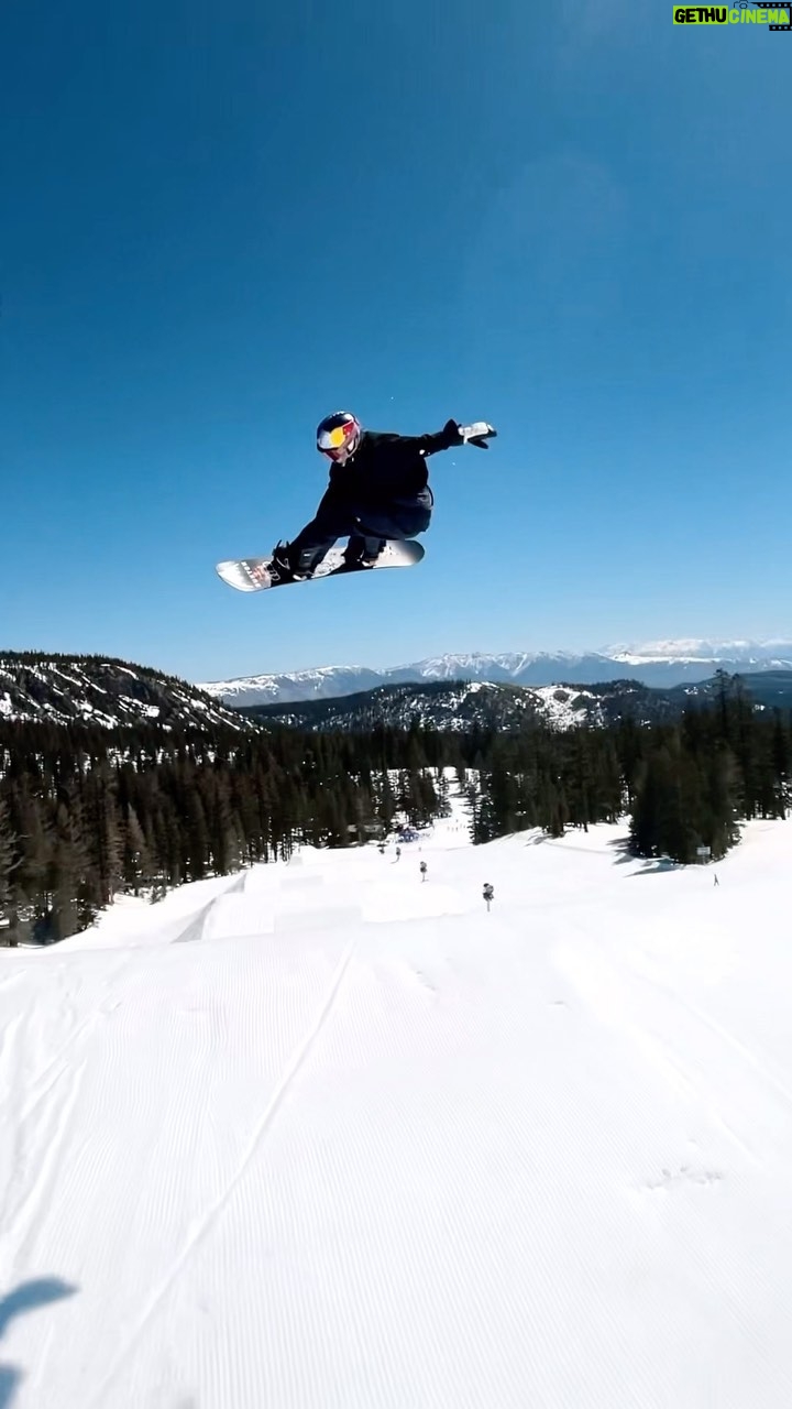 Anna Gasser Instagram - Some more Cali slush runs ☀️🏄♀️💦 thx @mammothunbound @redbullsnow 🎦 @patrickcinca @clemensmillauer #snowboarding #girlswhoride
