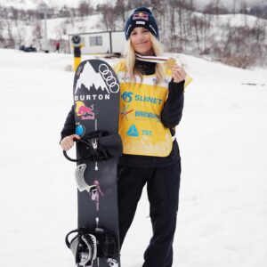 Anna Gasser Instagram - Happy End 🥹🥇
Thanks so much to everyone for the support, means a lot 🫶! And big ups to all the girls sending it in challenging conditions - we made the most out of it. Always a pleasure to share the podium with @miyabionitsuka 🥈and my favorite aussi @tess_coady🥉 #worldchampion  #snowboarding 
📸 @clemensmillauer @lee_ponzio