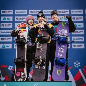 Anna Gasser Instagram - Happy End 🥹🥇
Thanks so much to everyone for the support, means a lot 🫶! And big ups to all the girls sending it in challenging conditions - we made the most out of it. Always a pleasure to share the podium with @miyabionitsuka 🥈and my favorite aussi @tess_coady🥉 #worldchampion  #snowboarding 
📸 @clemensmillauer @lee_ponzio
