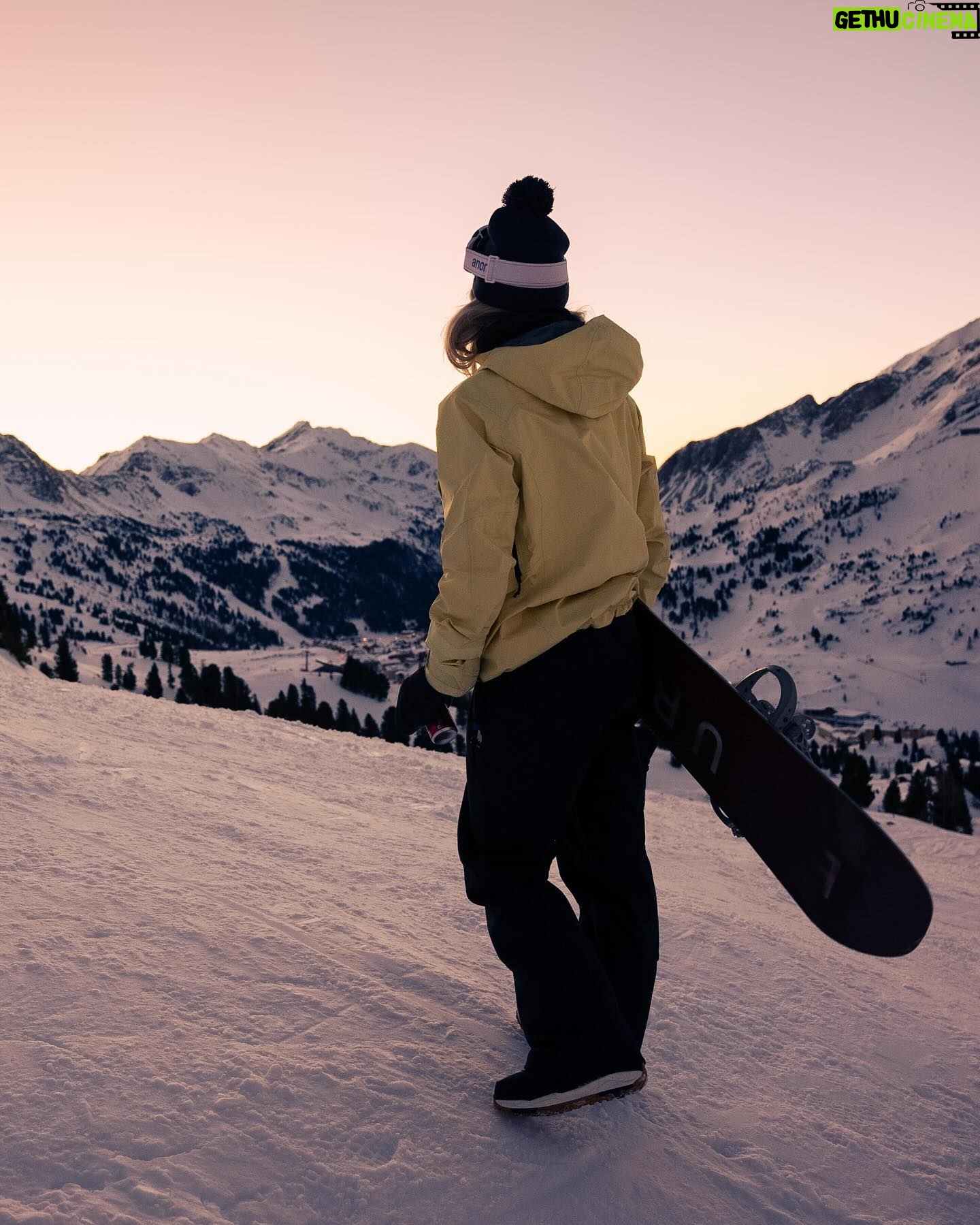 Anna Gasser Instagram - Beautiful start into the New Year in the Austrian Mountains 💫 Wishing everyone a happy healthy 2024 🫶 #verleihtflügel #snowboarding