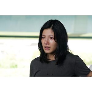 Anna Ishii Instagram - ドラマ「彼女たちの犯罪」本日最終話です。 彼女たちの集大成です。 最終話の撮影をしている時、溢れる涙も汗も鼻水も全部全部綺麗じゃなくていいから気持ちが伝わってほしい。そんな思いで撮影していました。 帰りの車や家でもずっと台本を読みながら理子を思い涙が止まらなかった。 理子が懸命に踏ん張って生きた時間を、 繭美先輩、由香里さん、翠さんが葛藤し足掻いた時を、 どうか見届けていただきたいです。 ドラマの中の彼女たちのように 理想の自分とは違う現実に下を向いている人たちも たくさんいると思います。 大切にしたいもの、 それは自分でも人でも動物でも物でも時間でも思い出でも なんでもいいから、それを強く強く握りしめて これからもみんなが少しでも前を向いて進めますように。 繭美先輩、由香里さん、翠さん、理子が どこかで笑顔で過ごしていることを願ってます。 そんな想いを込めて、 最終話、届けーーーーーーー。